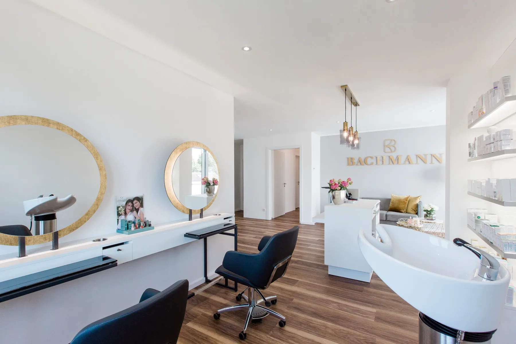 Behandlungsbereich mit Spiegeln und Waschplatz